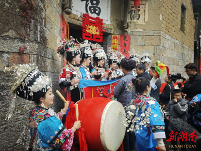 璀璨土家苗寨@湖南日报深度尊龙凯时app平台湘西银饰(图7)