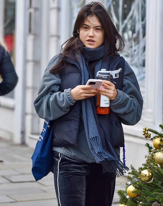 军“杯里泡枸杞”引英媒关注能否缓解黑眼圈尊龙凯时ag旗舰厅网站22岁华人网球冠(图4)