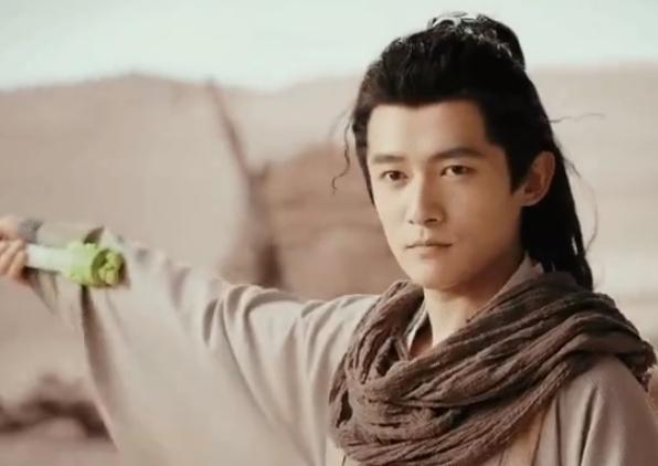 气摘掉后险些没认出来他反差感也太强了尊龙凯时app国色芳华：戴上眼罩帅(图2)