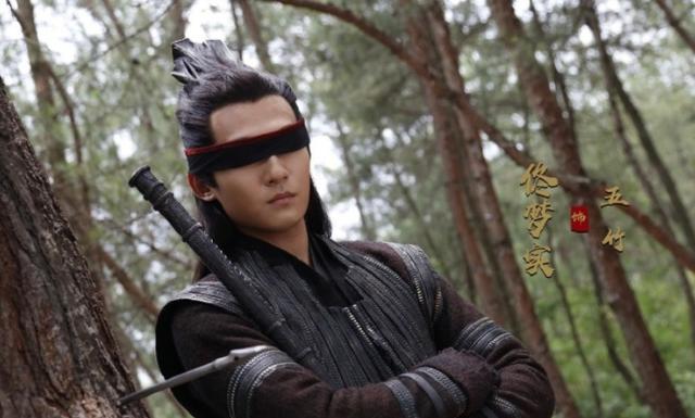 气摘掉后险些没认出来他反差感也太强了尊龙凯时app国色芳华：戴上眼罩帅(图5)