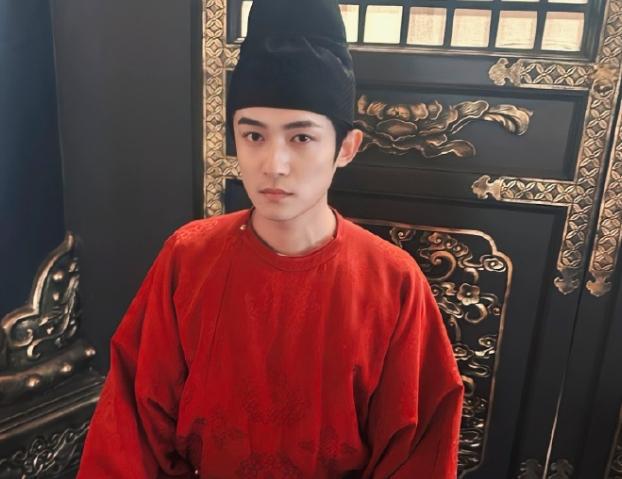 气摘掉后险些没认出来他反差感也太强了尊龙凯时app国色芳华：戴上眼罩帅(图12)