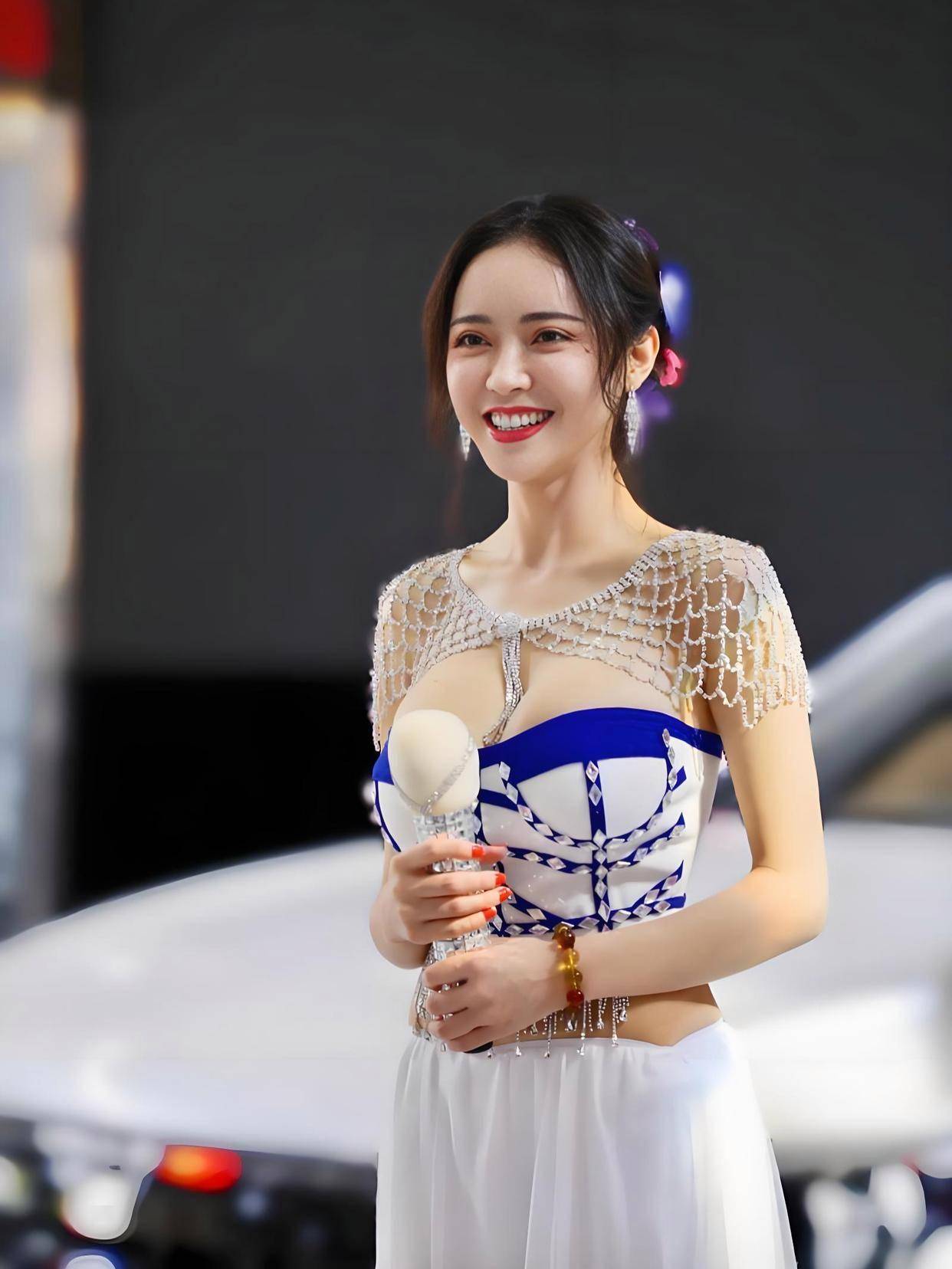 电影这魔鬼身材不愧是模特出身！尊龙凯时网潘春春最惊艳的3部